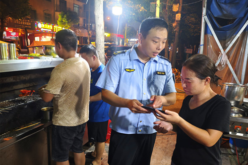 湖北监利：尺八镇开展守护夜市“烟火气” ，筑牢群众舌尖“安全线”专项执法检查行动(图2)